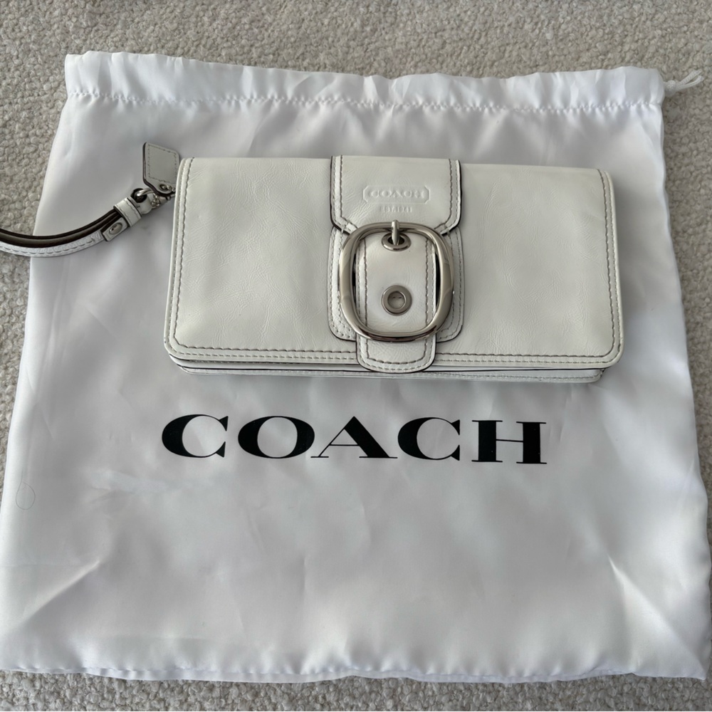 ⭐️ Coach ⭐️ White Patent Leather Wristlet